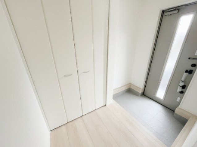 新築戸建・新築建売　会津若松市柳原町2丁目【耐震+制震】城西小・若松四中の玄関|上部までたっぷり収納できる玄関収納で玄関周りをいつでもすっきり整頓できます！急な来客時にも安心♪