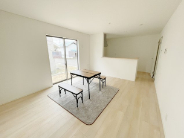 新築戸建・新築建売　会津若松市柳原町2丁目【耐震+制震】城西小・若松四中の居間・リビング|陽当たり良好なリビング！家族が集まるリビングは広々15帖！温かみのある空間です！