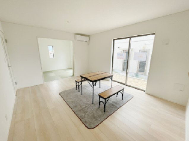 新築戸建・新築建売　会津若松市柳原町2丁目【耐震+制震】城西小・若松四中の居間・リビング|和室のふすまを開ければさらに開放的な空間になります！家族の会話や笑い声があふれるリビングです！