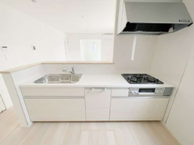 新築戸建・新築建売　会津若松市柳原町2丁目【耐震+制震】城西小・若松四中のキッチン|三口コンロ＆魚焼きグリル付きなので同時調理可能です！お料理の幅も広がり食卓も華やかになりそうですね！