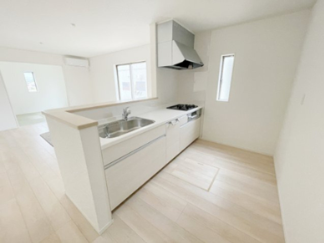 新築戸建・新築建売　会津若松市柳原町2丁目【耐震+制震】城西小・若松四中のキッチン|開放的な対面式のカウンターキッチン！片付けや配膳がらくらく♪