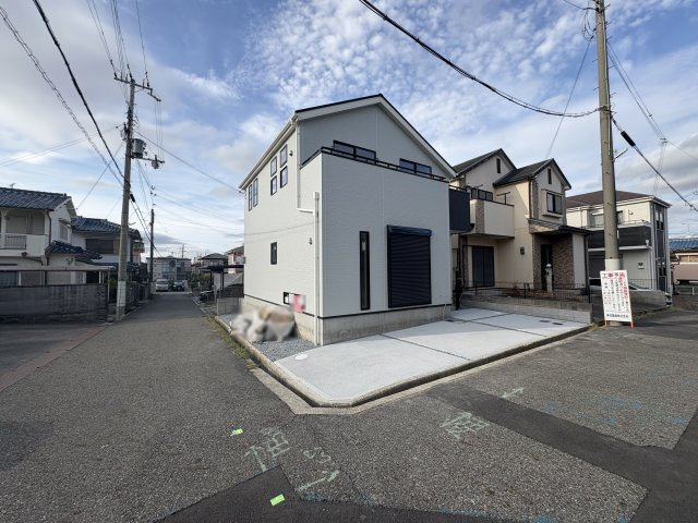 三木市志染町西自由が丘１丁目新築戸建の前面道路含む現地写真