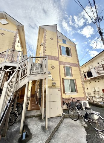 横浜市南区井土ケ谷中町のアパートの外観