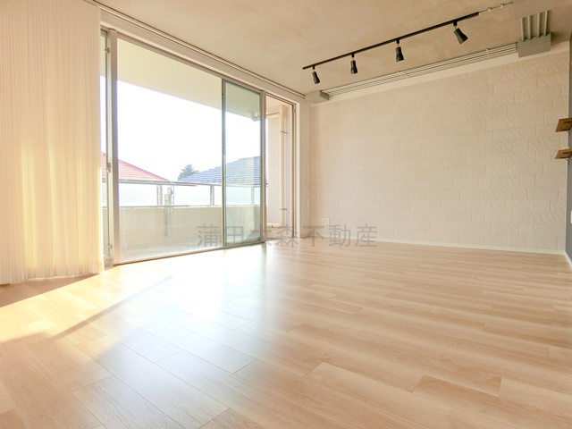 バースシティ大田中央の居間・リビング|LDK17.1帖　床暖房付きカウンターキッチンのリビングダイニングキッチン！