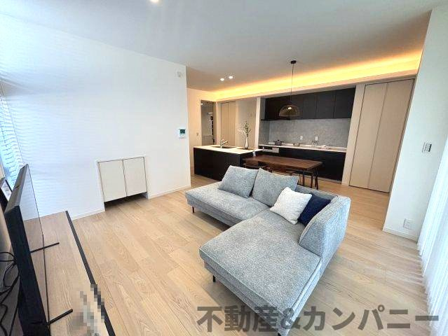 ミサワホームタウン北斎院2号棟　松山市北斎院町新築分譲戸建の居間・リビング|広々としたリビングです