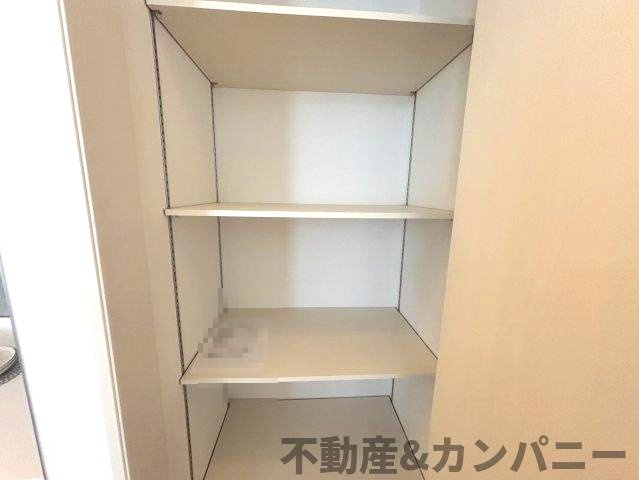 ミサワホームタウン北斎院2号棟　松山市北斎院町新築分譲戸建の収納|キッチン横に収納スペースがあります