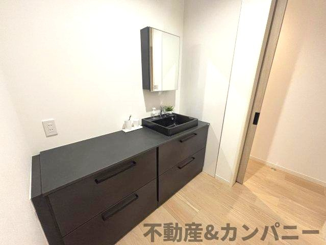 ミサワホームタウン北斎院2号棟　松山市北斎院町新築分譲戸建の独立洗面台|シックなデザインの独立洗面台
毎日の身支度が楽しみです