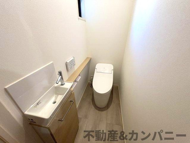 ミサワホームタウン北斎院2号棟　松山市北斎院町新築分譲戸建のトイレ|独立型手洗い器付きトイレです