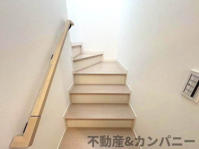 ミサワホームタウン北斎院2号棟　松山市北斎院町新築分譲戸建の省エネ性能ラベル|手すり付き階段です