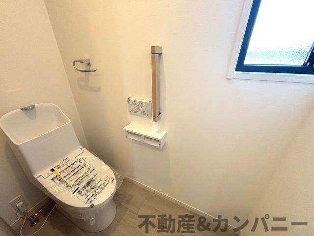 ミサワホームタウン北斎院2号棟　松山市北斎院町新築分譲戸建のトイレ|手すり付きトイレです