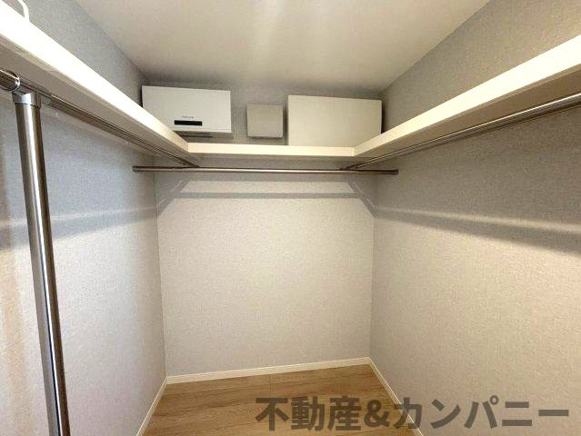 ミサワホームタウン北斎院2号棟　松山市北斎院町新築分譲戸建の収納|コの字型ウォークインクローゼットです
たくさん収納できます
