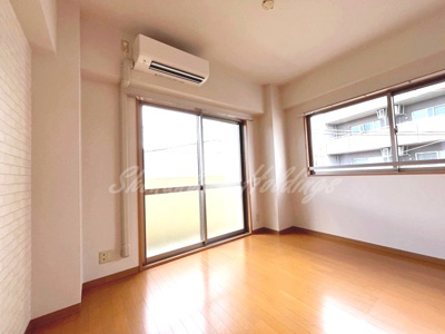 【寝室】 | ルス・デ・ルナ | 2面採光の洋室♪