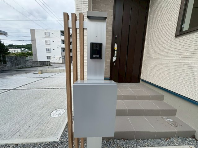 ★★うるま市豊原2期-2号棟（全3棟）の玄関|きれいな玄関です