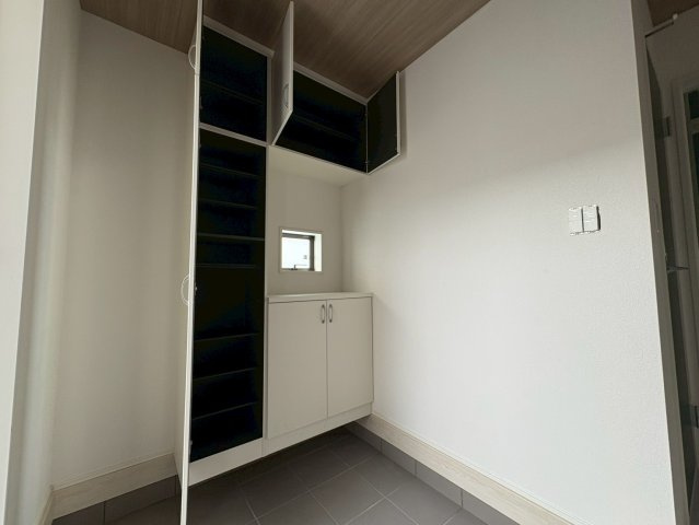 ★★うるま市豊原2期-2号棟（全3棟）の玄関|シンプルで使いやすい玄関です