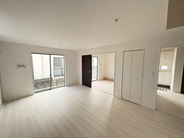 ★★うるま市豊原2期-2号棟（全3棟）の居間・リビング|ゆったりとした居間です