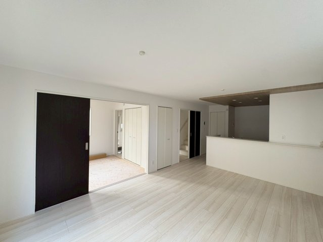 ★★うるま市豊原2期-2号棟（全3棟）の居間・リビング|こちらのリビングで趣味の時間をお楽しみください