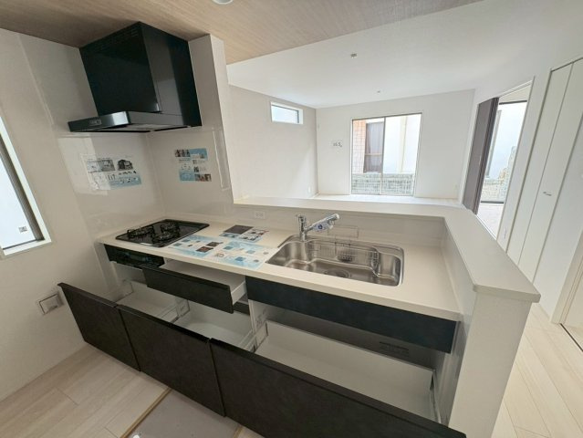 ★★うるま市豊原2期-2号棟（全3棟）のキッチン|コンパクトなキッチンで掃除もラクラク