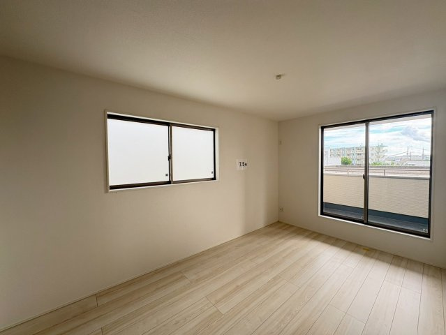 ★★うるま市豊原2期-2号棟（全3棟）の洋室|明るい洋室です