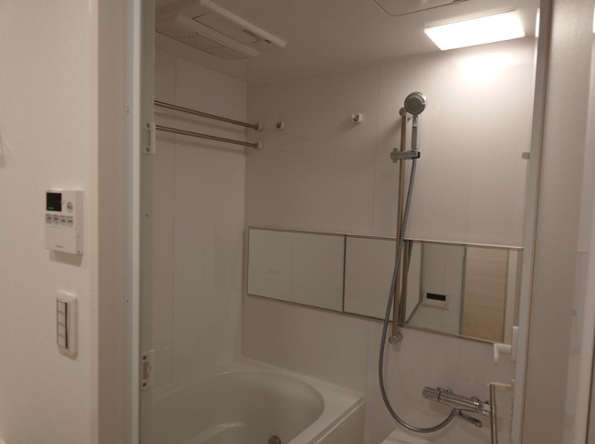 【浴室】 | ブランニード河内小阪 | お湯はり、湯温調整、追炊機能、セミオートバス☆ガス浴室乾燥機「カワック」完備☆手元スイッチ付き多機能シャワーヘッド☆