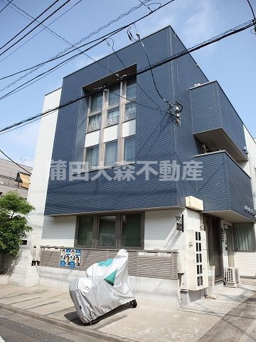 グロウ大森東の外観|ブルーとホワイトのおしゃれなバイカラーの外観2009年3月築　木造地上3階建て
人気賃貸アパート　東京都大田区大森東5丁目　京急本線大森町駅徒歩15分