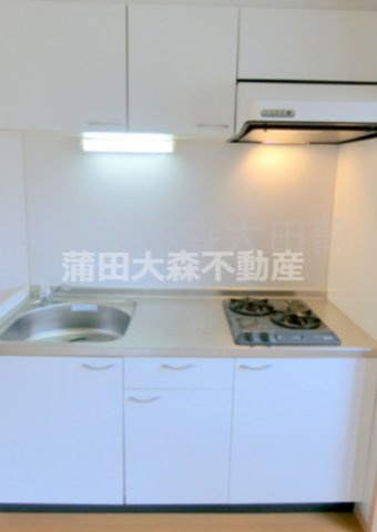 グロウ大森東のキッチン|ガス2口まな板がしっかり置ける調理スペースもあるシステムキッチン