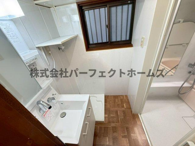 藤阪元町3丁目戸建　賃貸の洗面所|脱衣スペースもあります