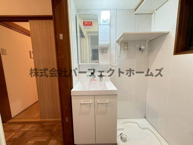 藤阪元町3丁目戸建　賃貸の独立洗面台|独立洗面化粧台が付いています