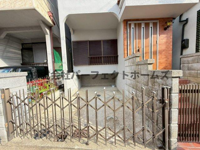 藤阪元町3丁目戸建　賃貸の駐車場|車をお持ちの方に嬉しい駐車場付きの物件です