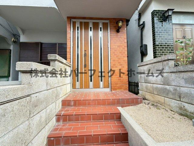 藤阪元町3丁目戸建　賃貸の玄関|ゆったりとした玄関です