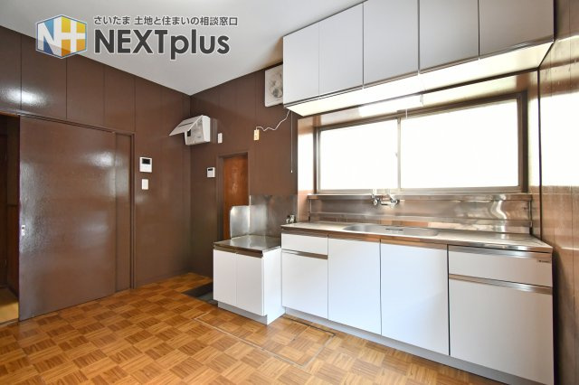 蓮田市関山中古戸建のキッチン|壁付けタイプのキッチンですので背後も圧迫感を感じず、お料理に集中することが出来ます。また、出来上がったお料理をすぐに運ぶことが出来るもの魅力です！コンロはご自身で設置可能です。