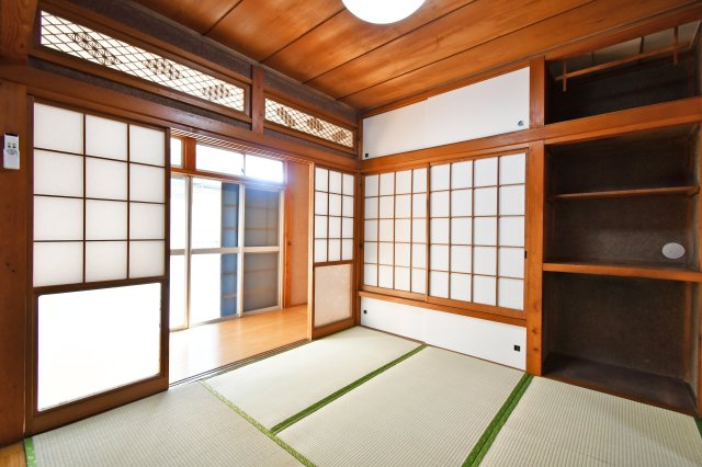 蓮田市関山中古戸建の和室|和室①4.5帖：1階南向きの廊下へ出ることが出来ます。障子を開けておくとよりお日様の光が差し込みますので、畳で寝ころびながら家族でひなたぼっこもお楽しみいただけます。