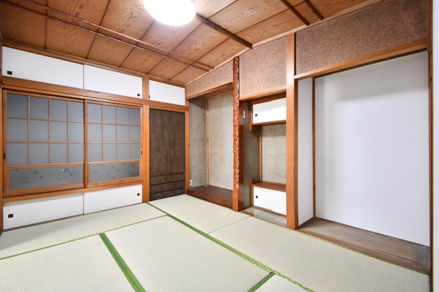 蓮田市関山中古戸建の和室|和室②6.0帖：1階和室です。床の間や収納もあり、日本の『昔ながら』を感じることが出来ます。全室畳張替・床下補修・ふすま・障子張り替え済みですので、新品を利用できる気持ちの良い和室です。