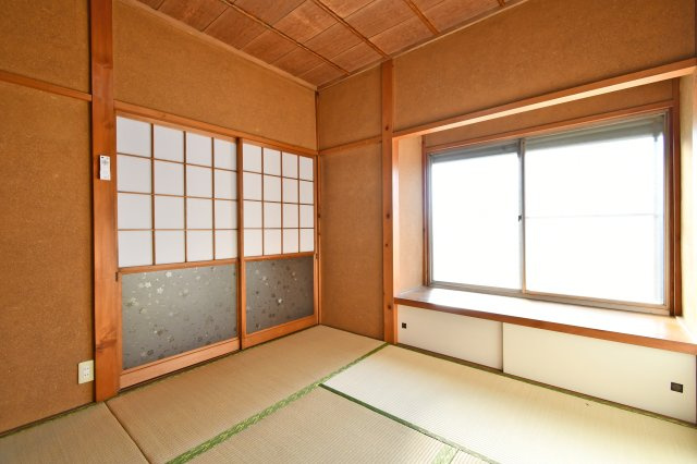 蓮田市関山中古戸建の和室|和室③4.5帖：2階和室です。窓も多く、明るい印象の和室です。
 ■NEXTplusは購入時はもちろん、購入後も無理のないご計画で検討いただけますようサポート致します。