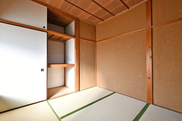 蓮田市関山中古戸建の和室|和室③4.5帖：押入タイプの収納ですので、収納力も高く来客用の寝具もそのまま収納出来ます！畳ですので、フローリングより暖かく柔らかい為、寝る人にも優しいお部屋となっております。