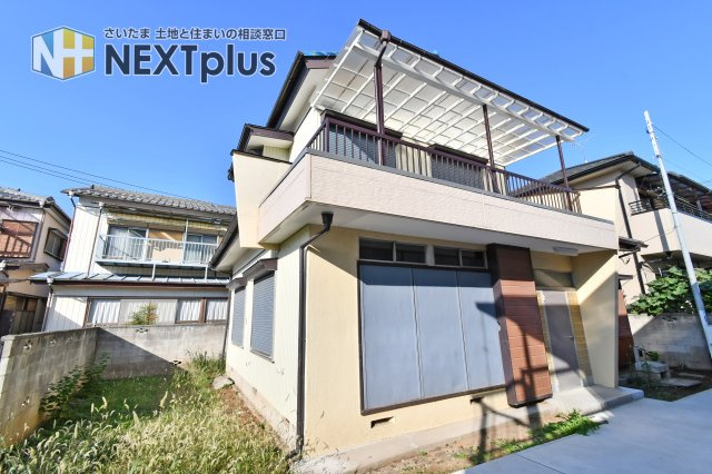 蓮田市関山中古戸建の前面道路含む現地写真|難しいイメージの住宅ローンは経験スタッフが丁寧にお手伝いしますのでご安心下さい。「家を買って終わり」ではなく、「買ってからがスタート」と考え、一人ひとりにあった資金計画やプランをご提案致します！