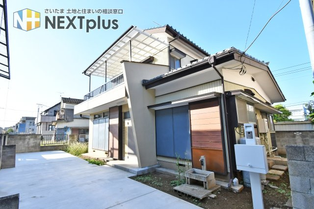 蓮田市関山中古戸建の外観|JR宇都宮線『蓮田』駅まで徒歩16分の立地です。最寄り路線は都内まで乗り換え不要でアクセスでき、通勤通学に便利。小中学校が徒歩10分圏内ですので、お子様の通学も安心してお見送りできます。駐車場３台可◎