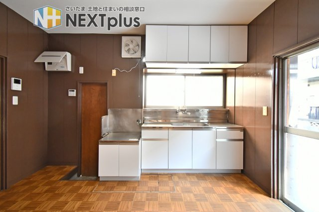 蓮田市関山中古戸建のキッチン|白基調の吊戸棚付きキッチンです。上にも下にもたくさん収納出来ますので、別途で食器棚がなくてもたくさん収納する事ができます！窓もライトもありますので、お料理中の手元もしっかり照らしてくれます。