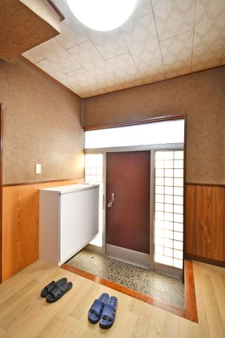 蓮田市関山中古戸建の玄関|玄関は広めに設計されておりますので、お子様と並んで靴を一緒に履く事もできます！シューズボックスの上には鍵を置くスペースにする事で、外出前に鍵を探すなど慌ただしさが軽減されるのでおすすめです。