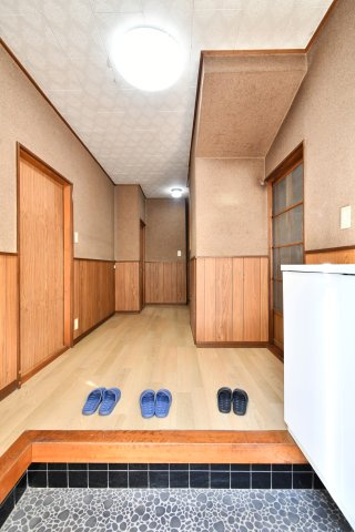 蓮田市関山中古戸建の玄関|玄関からは各部屋・階段等の様子が見えない設計ですので、急な来客時にも安心です◎「2階へ上がるときに運ぼう」と階段に荷物を置きがちな人でも、玄関からは生活感を隠すことが出来ます◎！