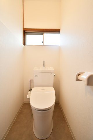 蓮田市関山中古戸建のトイレ|奥行きがあり掃除用具も後ろへ置くことが出来ます。窓もありますので、換気もしやすく圧迫感を感じにくいトイレです。トイレ本体・内装共に新品交換済みですので、ご入居時から新しいものをご利用いただけます！