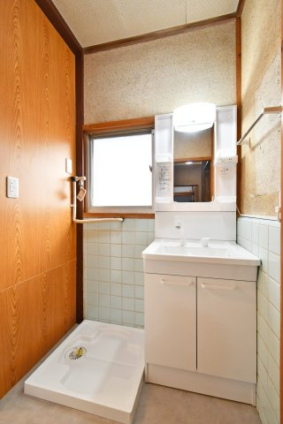 蓮田市関山中古戸建の独立洗面台|洗面化粧台・洗濯パン・内装は新品交換済みです◎洗面室には窓もありますので、入浴後のこもった空気を即座に換気できカビ対策になります。窓があるだけで明るく開放感が感じられますね！