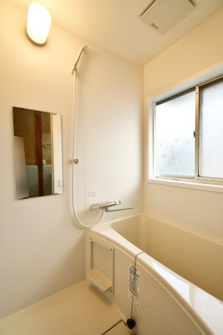 蓮田市関山中古戸建の浴室|新設されたユニットバス。入浴後のこもった空気を即座に換気し、カビ対策が出来たり、圧迫感を感じさせにくい大きな窓もございます。新品交換済みですので、ご入居後から気持ちよく入浴いただけます。