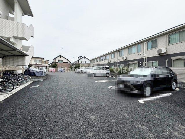 グランシャリオ清瀬の駐車場