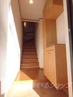 広島市安佐北区亀山７丁目のアパートの玄関|大型シューズボックス