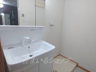 広島市安佐北区亀山７丁目のアパートの洗面所|三面鏡あり。2024年に交換済み！