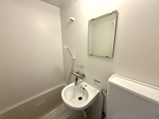 浴室内に洗面台付きです！