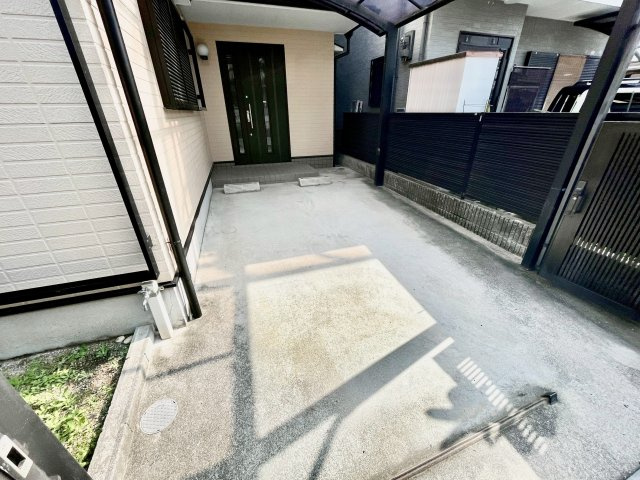 原田元町貸家の駐車場
