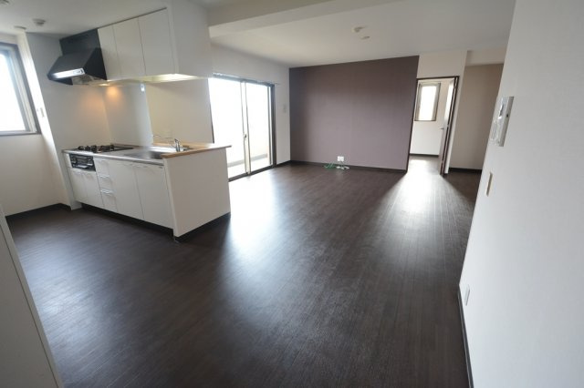 最上階の角部屋で窓があり明るいリビング♪