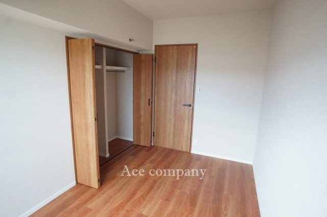 【子供部屋】 | ファミールハイツ八尾A棟 | 【洋室④：5帖】クローゼット完備です♪