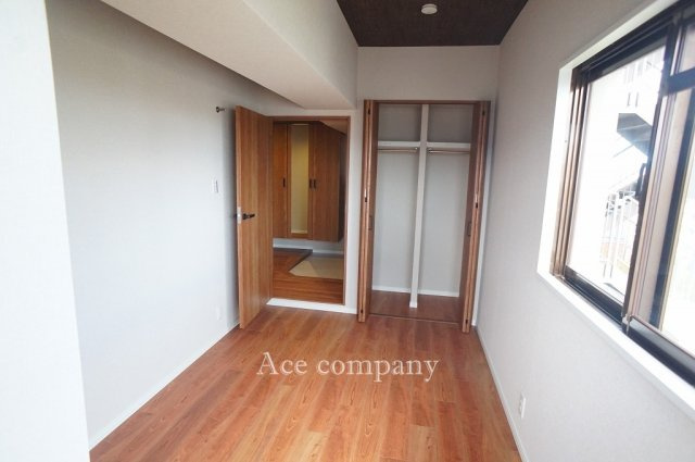 【子供部屋】 | ファミールハイツ八尾A棟 | 【洋室①：5帖】クローゼット完備です♪